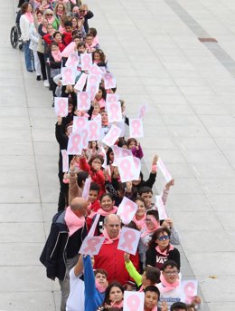 Gran columna rosa en Socuéllamos para conmemorar el Día Internacional Contra el Cáncer de Mama.
