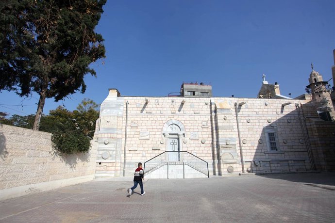 Archivo - January 7, 2021, Gaza City, Gaza Strip, Palestinian Territory: Palestinian Greek Orthodox Christians walk inside the Orthodox Saint Porfirios church in Gaza City on January 7, 2021. The Orthodox Church celebrates Christmas and other religious 
