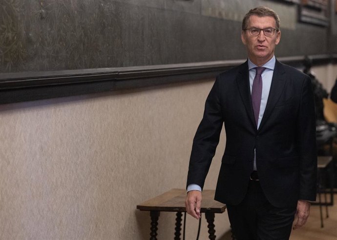 El presidente del PP, Alberto Núñez Feijóo, a su llegada a la segunda jornada de la segunda edición de Metafuturo, en el Ateneo de Madrid, a 17 de octubre de 2023, en Madrid (España). 