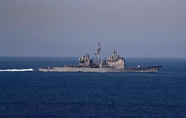 Archivo - May 12, 2019 - Bab Al-Mandeb, Yemen - The U.S. Navy Ticonderoga-class guided-missile cruiser USS Leyte Gulf transits the Bab Al-Mandeb straits between Yemen and Djibouti May 12, 2019 off the coast of Yemen. The Leyte Gulf is sailing with the Abr