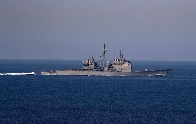 Archivo - May 12, 2019 - Bab Al-Mandeb, Yemen - The U.S. Navy Ticonderoga-class guided-missile cruiser USS Leyte Gulf transits the Bab Al-Mandeb straits between Yemen and Djibouti May 12, 2019 off the coast of Yemen. The Leyte Gulf is sailing with the A