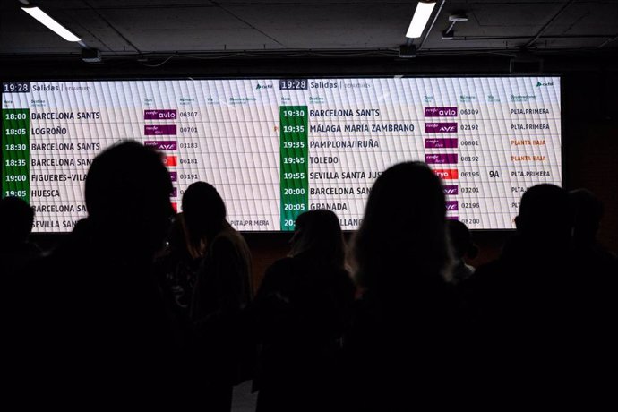 Pantalla con la información de las salidas en la estación de Puerta de Atocha-Almudena Grandes