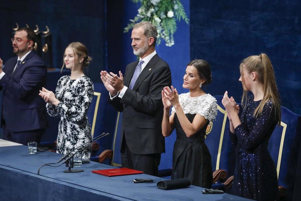 Archivo - La Princesa de Asturias, Doña Leonor (2i); los Reyes, Felipe VI (3d) y Letizia (4d), y la Infanta Doña Sofía (1d), presiden la 42 edición de la entrega de los Premios Princesa de Asturias 2022, en el Teatro Campoamor, a 28 de octubre de 202
