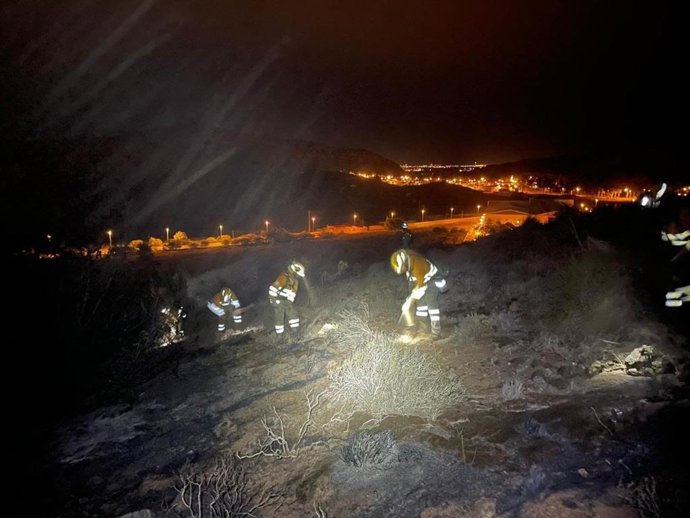 Fotografías de la intervención del incendio declarado en Cartagena esta pasada noche, facilitadas por Técnico de Extinción y Agentes Medioambientales