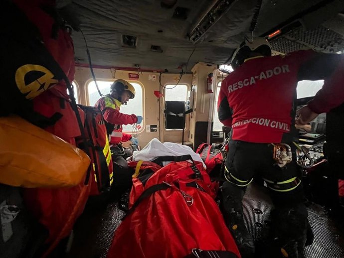 Evacuan en helicóptero a una mujer herida tras volcar