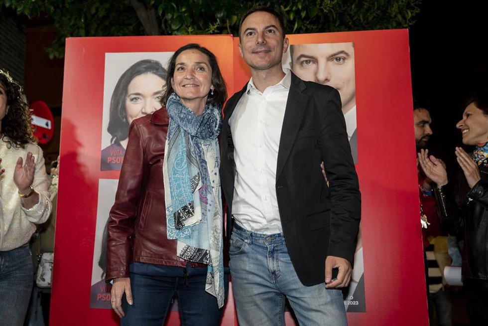 Archivo - La candidata a la Alcaldía del Ayuntamiento de Madrid, Reyes Maroto y el candidato a presidente de la Comunidad de Madrid, Juan Lobato durante la pegada de carteles del PSOE Madrid de cara al 28M.