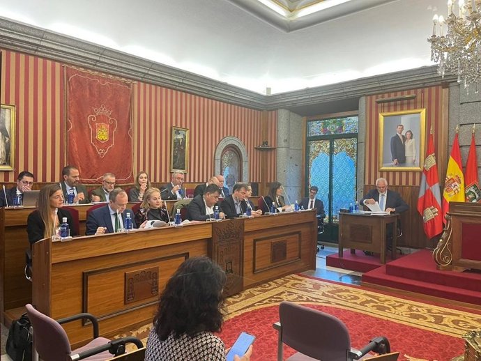 El Pleno del Ayuntamiento de Burgos aprueba la subida del 9,5 por ciento de la tarifa de aguas.