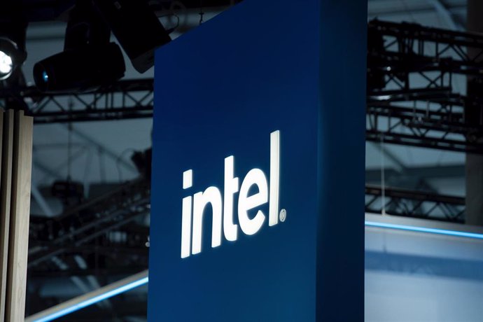 Archivo - Estand de Intel en el Mobile World Congress (MWC) 2023 durante la segunda jornada, a 28 de febrero de 2023