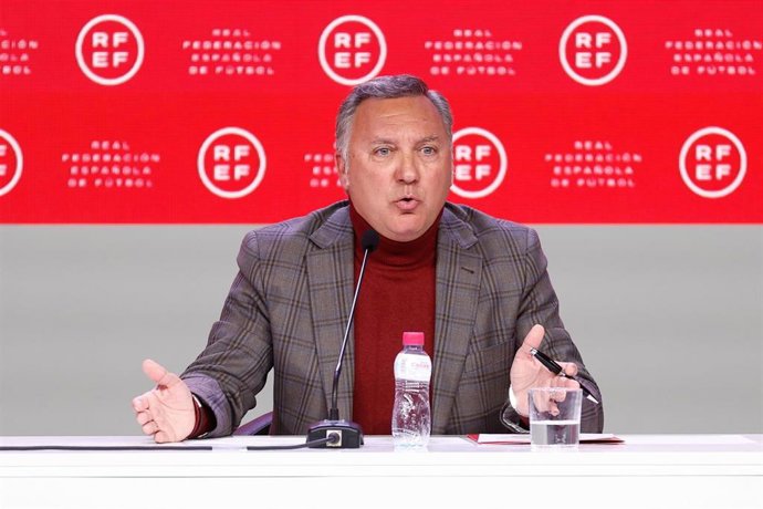 Archivo - Luis Medina Cantalejo, presidente de la RFEF, durante una rueda de prensa