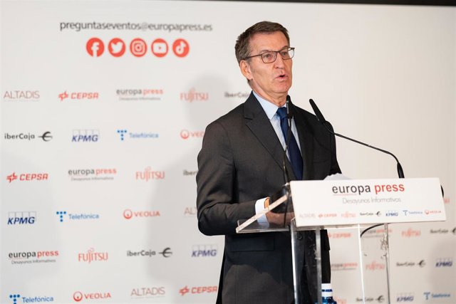 El presidente del PP, Alberto Núñez Feijóo, presenta a la presidenta del Govern balear, Marga Prohens, en un Desayuno Informativo de Europa Press, a 16 de octubre de 2023, en Madrid (España).