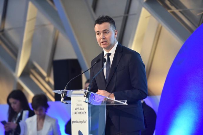 El ministro de Industria, Comercio y Turismo, Héctor Gómez, durante la inauguración de la Gala de la Movilidad y la Automoción, a 17 de octubre de 2023, en Zaragoza, Aragón (España). En la que es su tercera edición, los Premios Impulso premian cuatro in