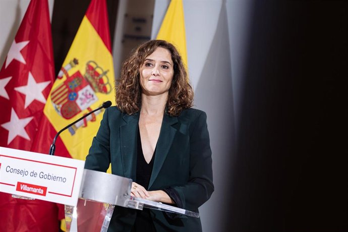 La presidenta de la Comunidad de Madrid, Isabel Díaz Ayuso, durante una rueda de prensa tras el Consejo de Gobierno de la Comunidad de Madrid, en el Ayuntamiento de Villamanta, a 27 de septiembre de 2023, en Villamanta, Madrid (España).