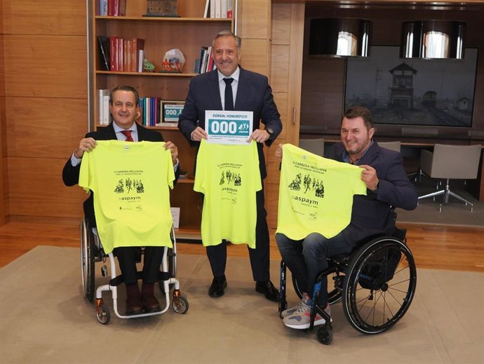 Pollán recibe de Aspaym el dorsal honorífico para la Carrera Inclusiva por la Lesión Medular de este domingo.