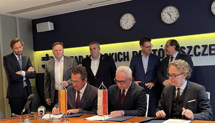 En el centro, el presidente de la Autoridad Portuaria de Szczecin y, a su derecha, el presidente ejecutivo de Windar Renovables, Orlando Alonso, en el acto de firma para el desarrollo de su centro de producción en Polonia.