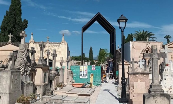 Arco de hierro instalado en la parte antigua del Cementerio de Palma.