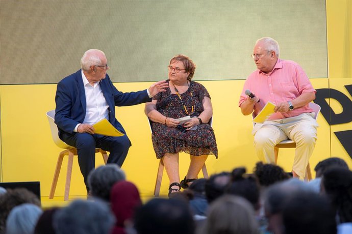 Archivo - Ernest Maragall, Ana Surra i el senador Joan Josep Queralt 