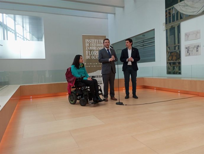 La concejala de Cultura, María Eugenia Cabezas; el vicepresidente primero de la Diputación, Víctor López de la Parte; y el presidente del Instituto de Estudios Zamoranos Florián de Ocampo , Marco Antonio Martín Bailón.