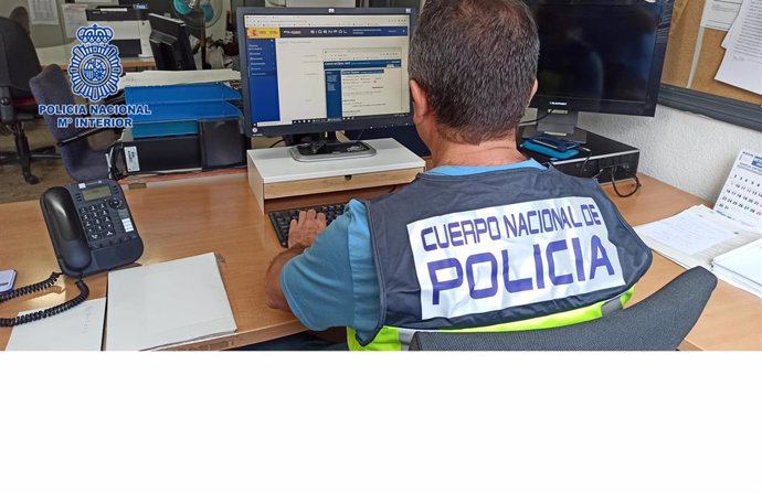 Un agente de Policía Nacional trabaja en el caso