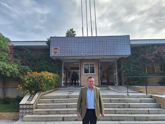 García ante la residencia de Pino Montano