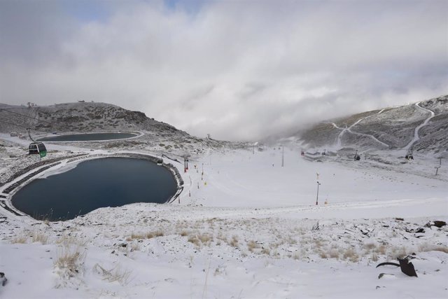 Archivo - Imagen de archivo de la inauguración de la temporada de esquí en Sierra Nevada, a principios de diciembre del año pasado