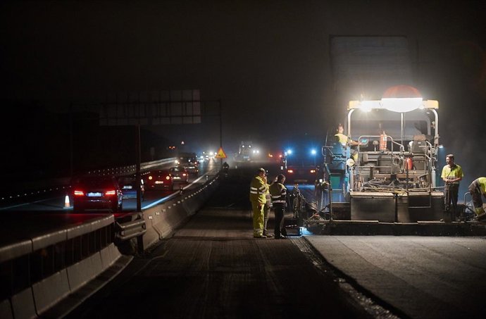 Trabajos de asfaltado en una autopista de Tenerife