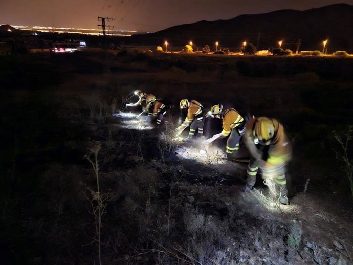 Fotografías de la intervención de esta pasada noche, facilitadas por Técnico de Extinción y Agentes Medioambientales, del incendio en Cartagena