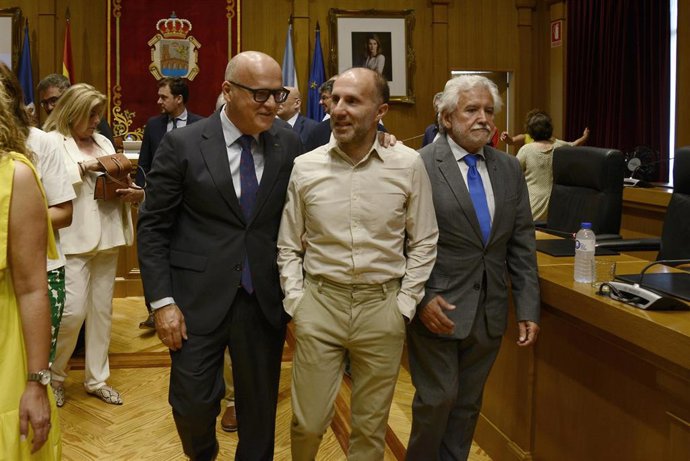 Archivo - El presidente provincial del PP de Ourense, Manuel Baltar (i), junto al alcalde de la ciudad de Ourense y al diputado provicial Gonzalo Pérez Jácome (c), durante su último pleno como presidente de la Diputación de Ourense, a 12 de julio de 202
