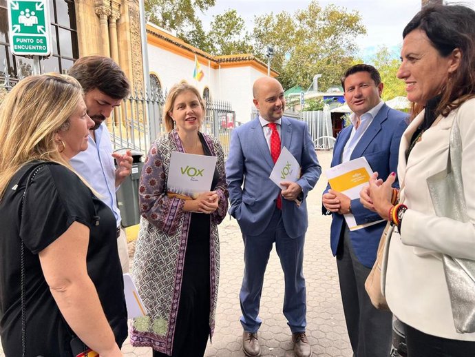 Los concejales de Vox en el Ayuntamiento de Sevilla en el entorno del Lope de Vega, donde se celebran botellonas los fines de semana.