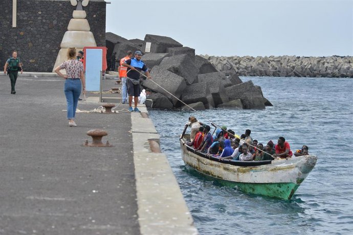 Varias personas llegan en cayuco al muelle de La Restinga, en El Hierro