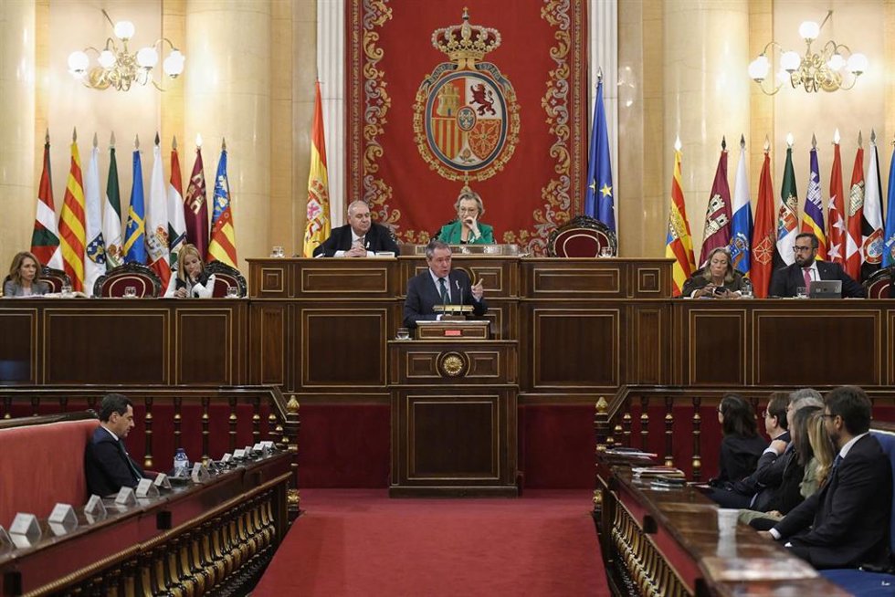 El secretario del PSOE-A, Juan Espadas, interviene durante un debate tras la Comisión General de las Comunidades Autónomas, en el Senado, a 19 de octubre de 2023, en Madrid (España). (Foto de archivo).