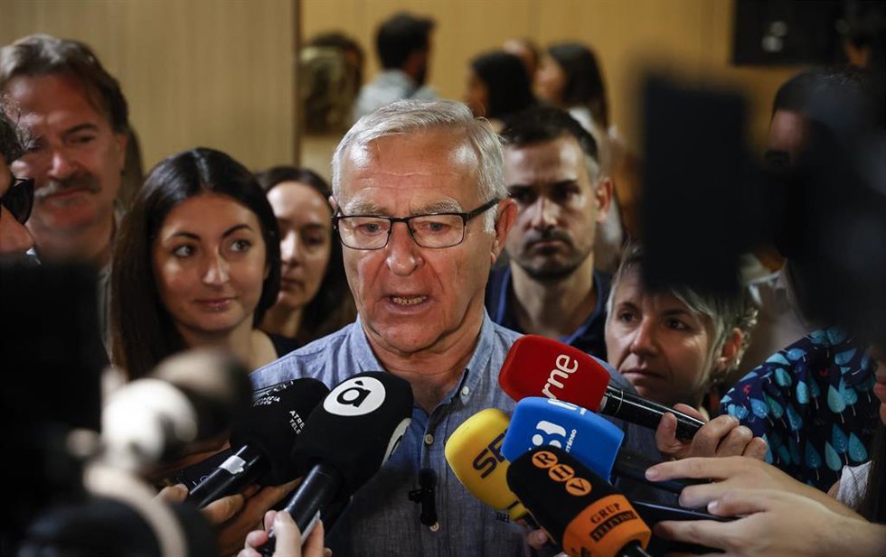 Archivo - Joan Ribó atiende a medios
