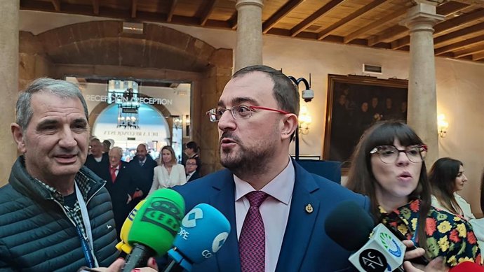 El presidente de Principado de Asturias, Adrián Barbón, llega al Hotel de la Reconquista de Oviedo.