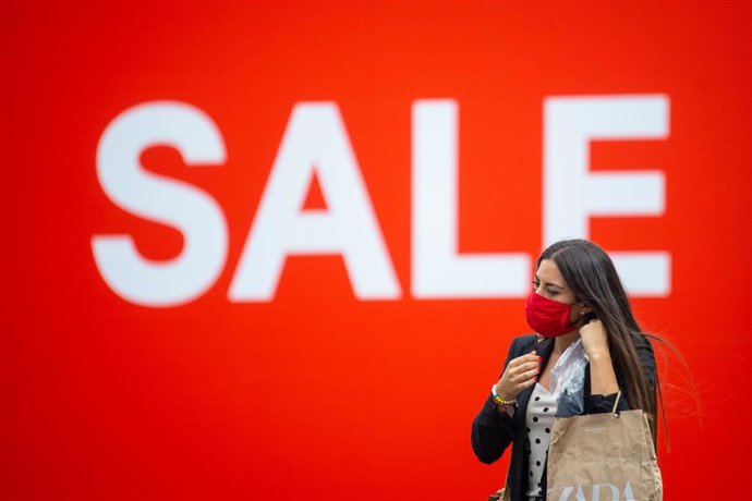 Archivo - 14 July 2020, England, London: A woman wears a face mask at Oxford Street, ahead of the announcement that it will be mandatory to wear a face mask in shops in England. Photo: Dominic Lipinski/PA Wire/dpa