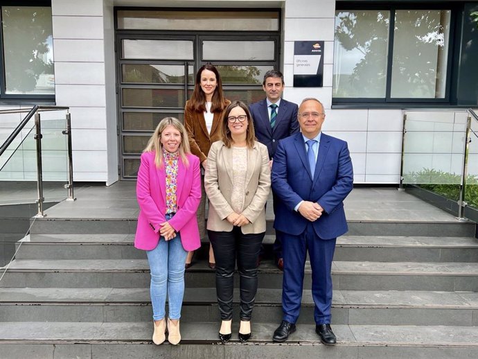 La portavoz del Gobierno de Castilla-La Mancha, Esther Padilla, visita el complejo petroquímico de Repsol en Puertollano.