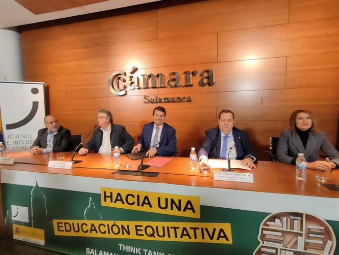 El presidente de la Junta de CyL, Alfonso Fernández Mañueco (c), en la jornada de Asecal en Salamanca