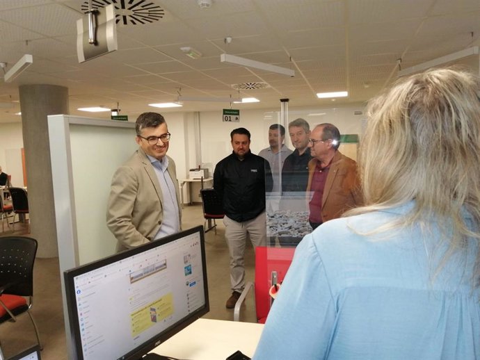 Visita del delegado de Empleo, José Javier Martín Cañizares, a la oficina del SAE en Montefrío (Granada).