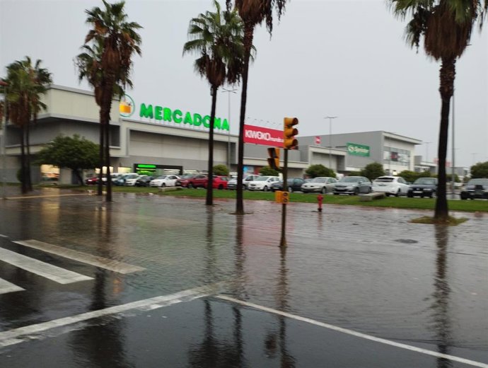 Calle de Huelva parcialmente inundada.
