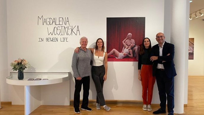 El diputado de Cultura, Manuel López Mestanza, ha presentado este viernes la exposición --que se puede visitar hasta el 24 de noviembre-- junto a la fotógrafa Magdalena Wosinska y el comisario de la exposición, Juanjo M. Fuentes.