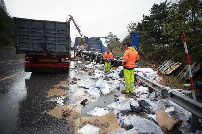 O Castro, Vega de Valcarce. Accidente en la N-VI en sentido Madrid que ha provocado el corte de la vía en el carril de bajada. El accidente se ha producido en el desvío habilitado por el derrumbe en 2022 de un viaducto en la A6.