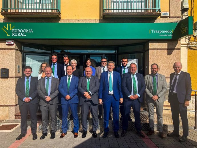 El director general de Eurcaja Rural con los directores de algunas oficinas de CyL.