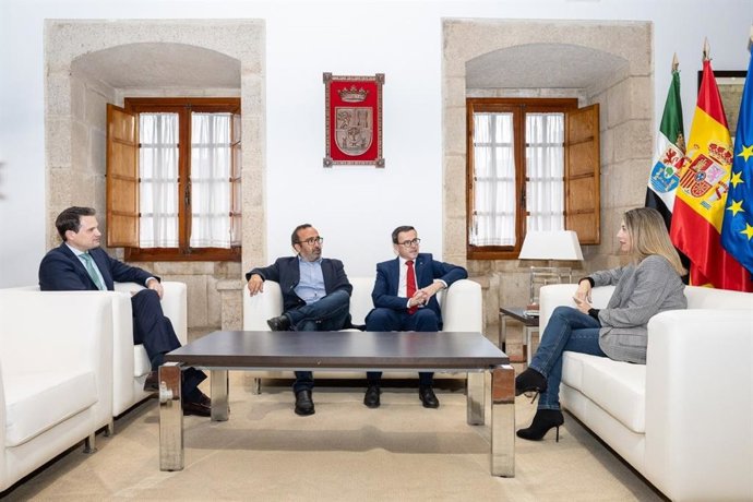 Reunión de la presidenta de la Junta, María Guardiola, con los presidentes de las diputaciones de Badajoz y Mérida, Miguel Ángel Gallardo y Miguel Ángel Morales, y con participación del consejero de Presidencia, Abel Bautista
