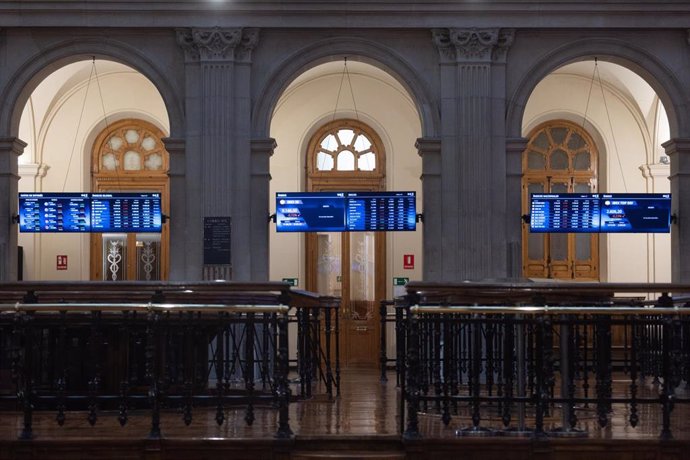 Varios paneles del Ibex 35, en el Palacio de la Bolsa, a 19 de octubre de 2023, en Madrid (España). 