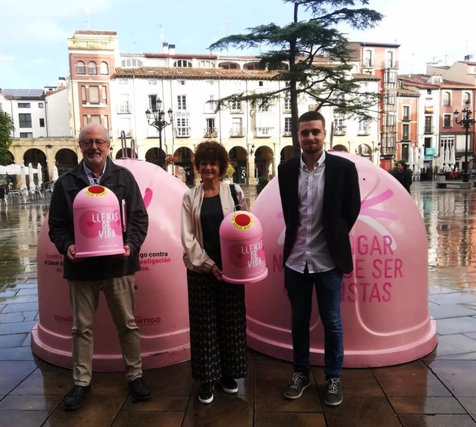 Dos contenedores rosas recogerán vidrio en la Plaza del Mercado, para apoyar la investigación del cáncer de mama