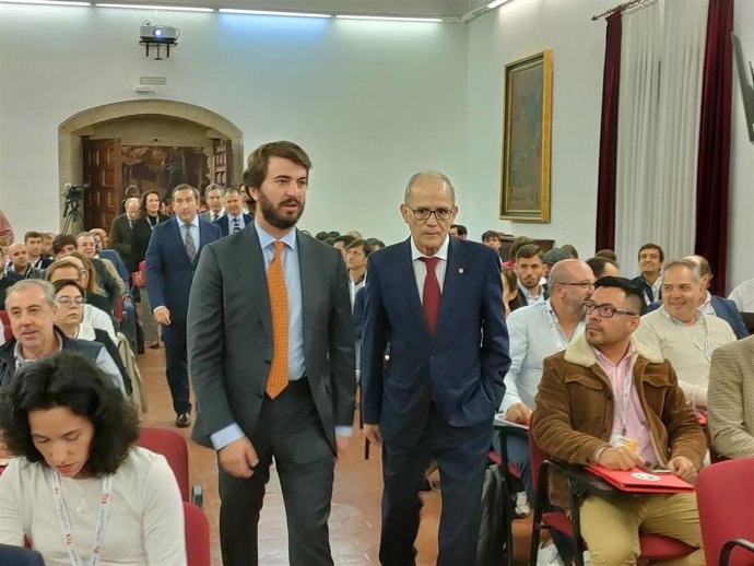 El presidente de la Federación de CyL de Fútbol. Marcelino Maté (d), junto al vicepresidente de la Junta de CyL, Juan García-Gallardo (i), en Salamanca