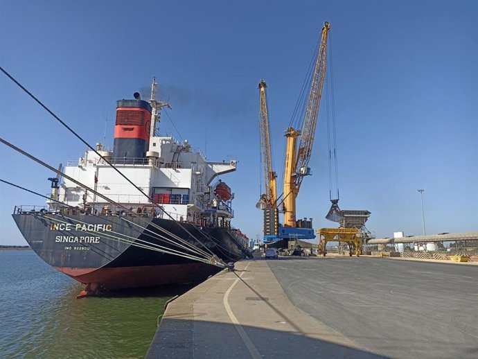 El buque Ince Pacific descarga en el Puerto de Huelva 17.000 toneladas de harina ecológica.