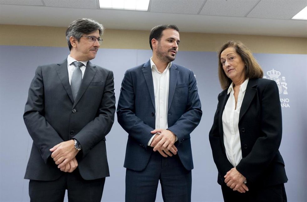 (I-D) El director general de ordenación del juego, Mikel Arana Echezarreta; el ministro de Consumo en funciones, Alberto Garzón, y la jefa del servicio de psiquiatría del hospital Ramón y Cajal, Ángela Ibáñez Cuadrado, posan tras el acto de presentación