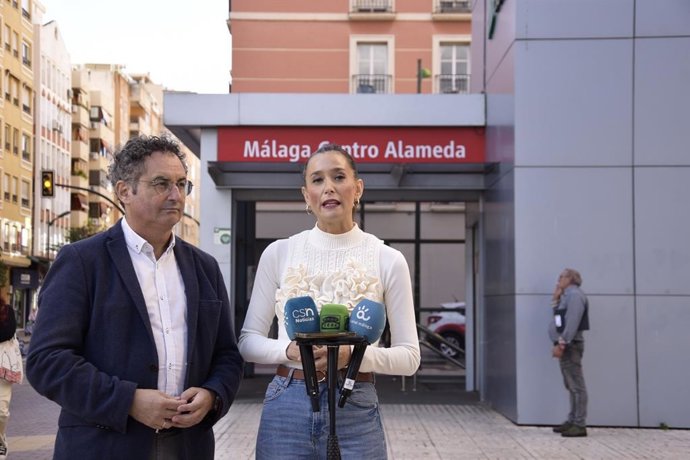 La portavoz del PP en el Ayuntamiento de Málaga, Elisa Pérez de Siles, y el concejal 'popular' Francisco Cantos en rueda de prensa