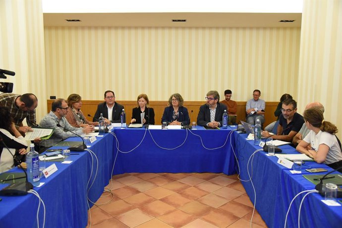 La consejera de Desarrollo Sostenible, Mercedes Gómez, interviene en el plenario de la Red Española de Inspección Ambiental (REDIA), junto a la directora de Calidad Evaluación Ambiental de MITERD, Marta Gómez Palenque, que se celebra en Toledo.