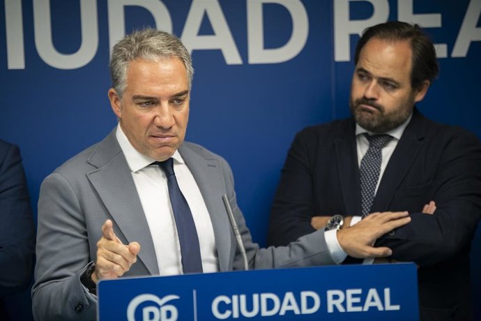 El coordinador general del PP, Elías Bendodo,junto alpresidente del Partido Popular de Castilla-La Mancha, Paco Núñez, en Ciudad Real.