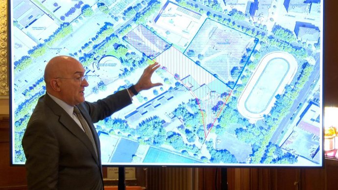 El alcalde de Valladolid, Jesús Julio Carnero, explica la ubicación de la parcela donde pretenden construir el nuevo polideportivo del CEIP Miguel Delibes.